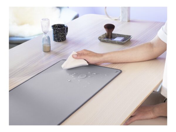 b9e19aa4-ea2e-4bea-adbd-ebee8ca28695 LOGI Desk Mat Studio Series MID GREY