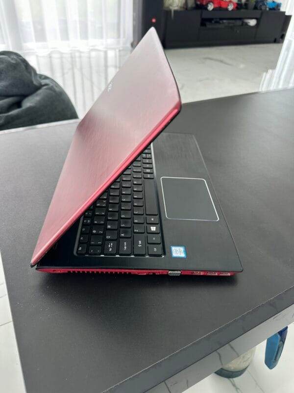 IMG_3280 Acer Aspire E5-576G i3 / 8GB RAM / 256GB SSD / MX130
